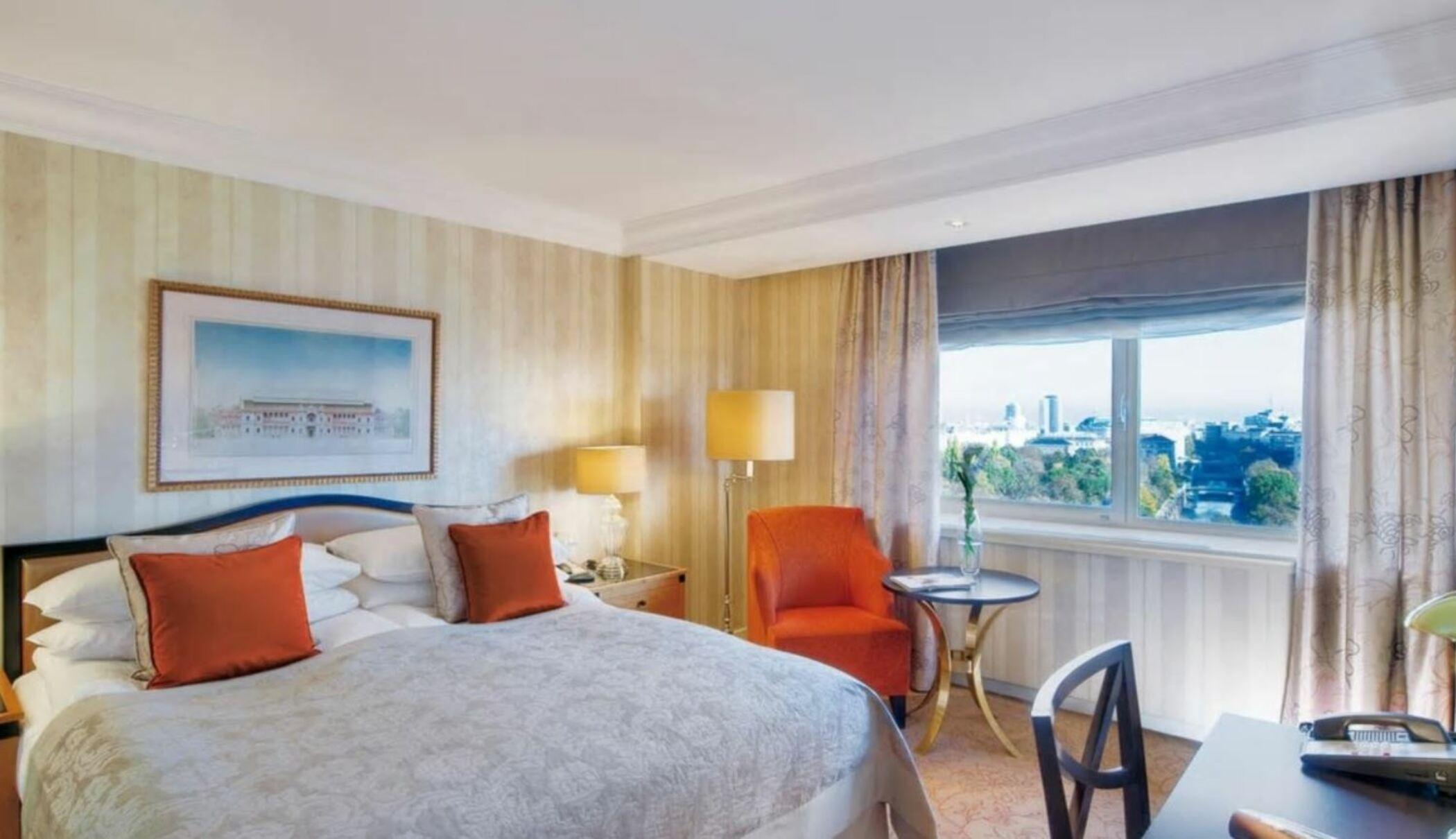 Intercontinental Wien By Ihg Dış mekan fotoğraf A room at the hotel