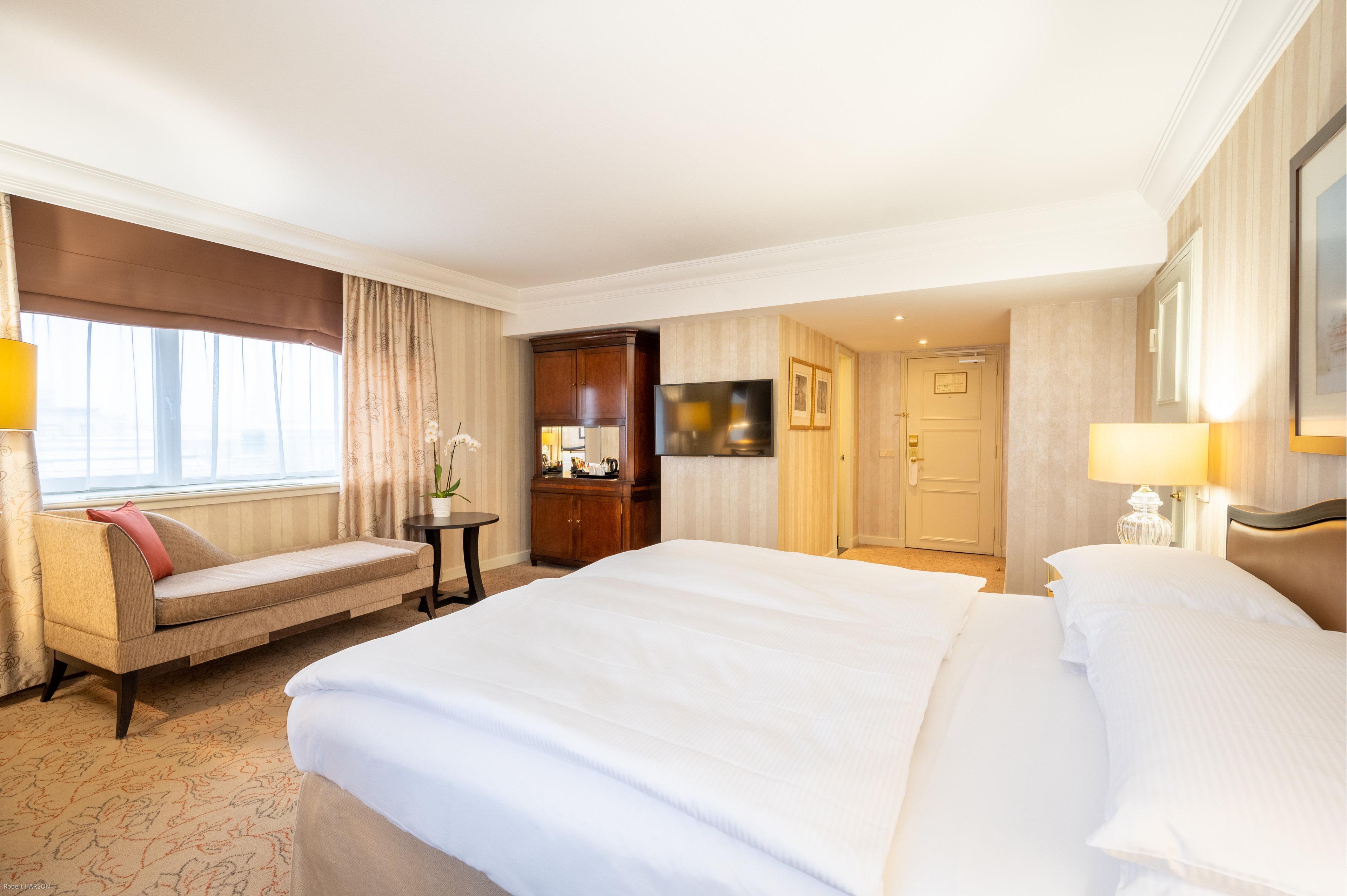 Intercontinental Wien By Ihg Dış mekan fotoğraf A room at the hotel