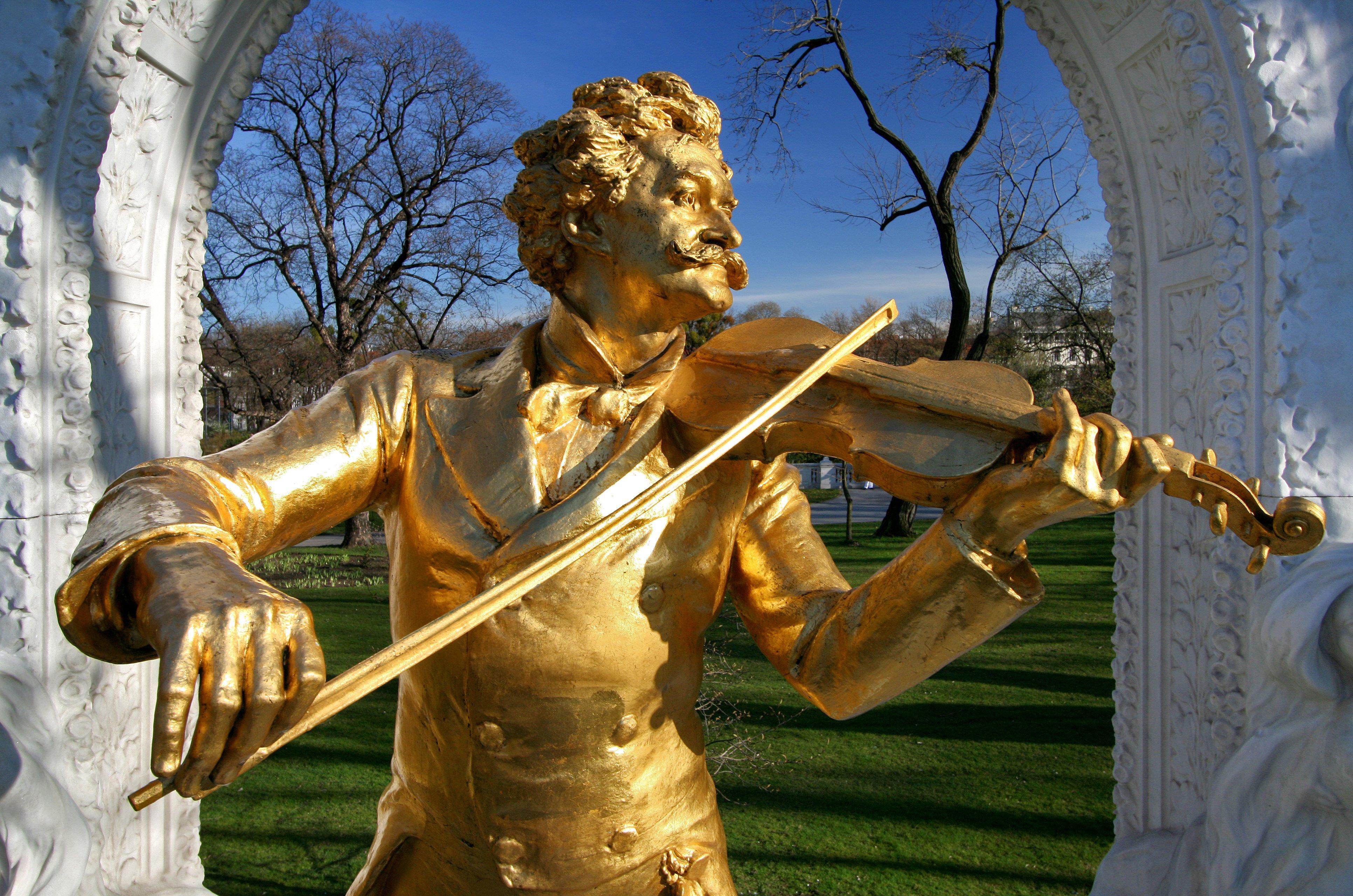 Intercontinental Wien By Ihg Dış mekan fotoğraf A living statue in Hyde Park, London