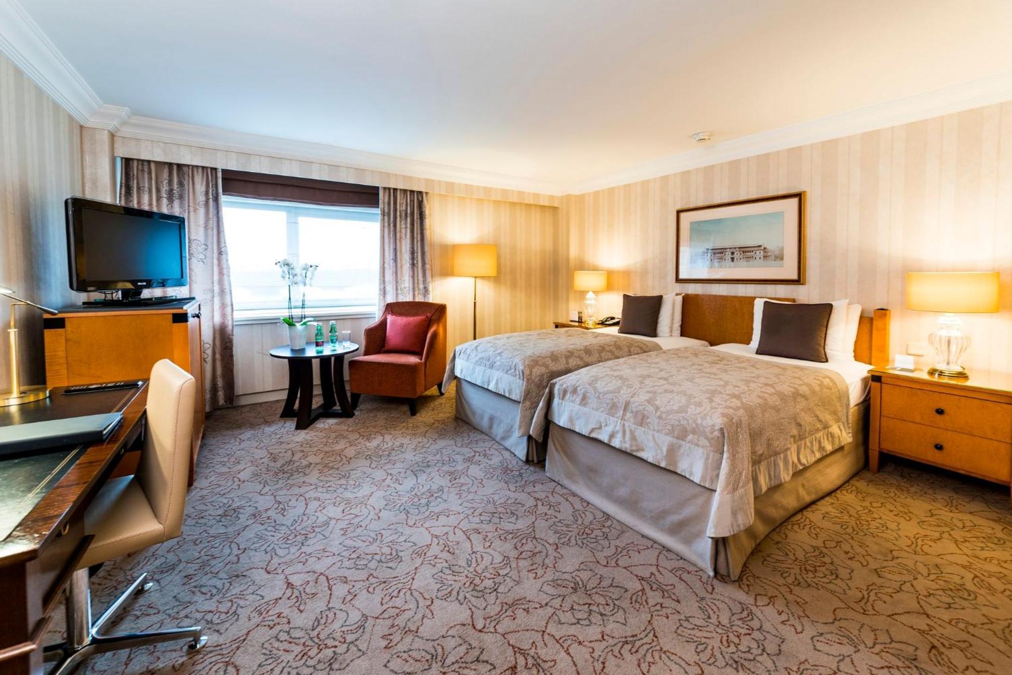 Intercontinental Wien By Ihg Dış mekan fotoğraf A room at the hotel