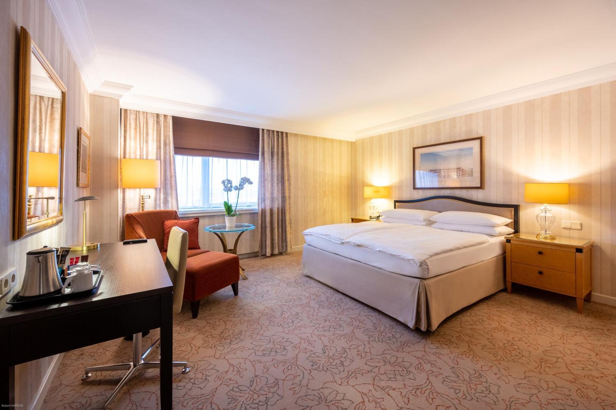 Intercontinental Wien By Ihg Dış mekan fotoğraf A room at the hotel