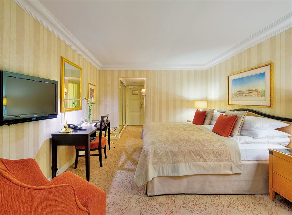 Intercontinental Wien By Ihg Dış mekan fotoğraf A room at the Hotel de la Ville
